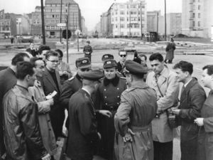 Militärangehörige der USA und der DDR verhandeln am Checkpoint Charlie, 26. Okt. 1961