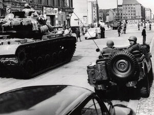 Ein US-Panzer steht einem DDR-Wasserwerfer gegenüber, 1961