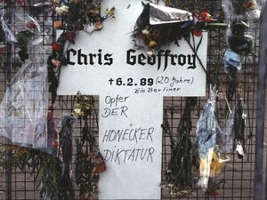Weißes Kreuz als Gedenkzeichen für das Maueropfer Chris Gueffroy