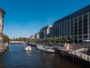 Blick auf das DDR Museum von einer Brücke, Berlin