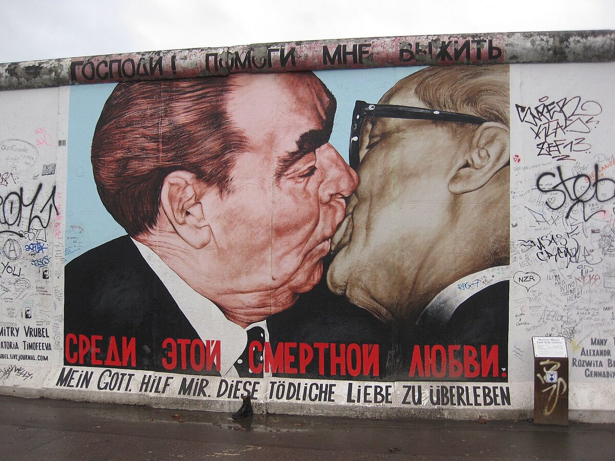 Dmitri Vrubels „Mein Gott, hilf mir, diese tödliche Liebe zu überleben“ - der Bruderkuss von Breschnew und Honecker
