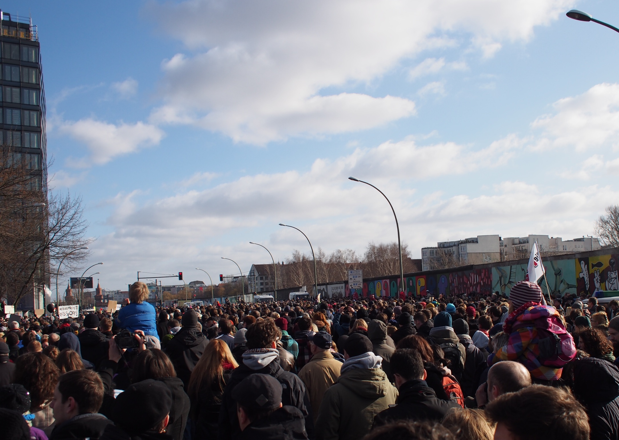 Des milliers de manifestants aux abords de l'East Side Gallery, le 3 mars 2013, protestant contre le retrait de segments du mur