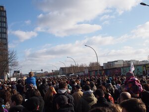 Migliaia di manifestanti accanto alla East Side Gallery il 3 marzo 2013 in protesta contro la rimozione di segmenti del muro