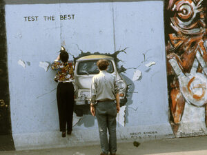 Birgit Kinders Trabant bricht durch die Mauer