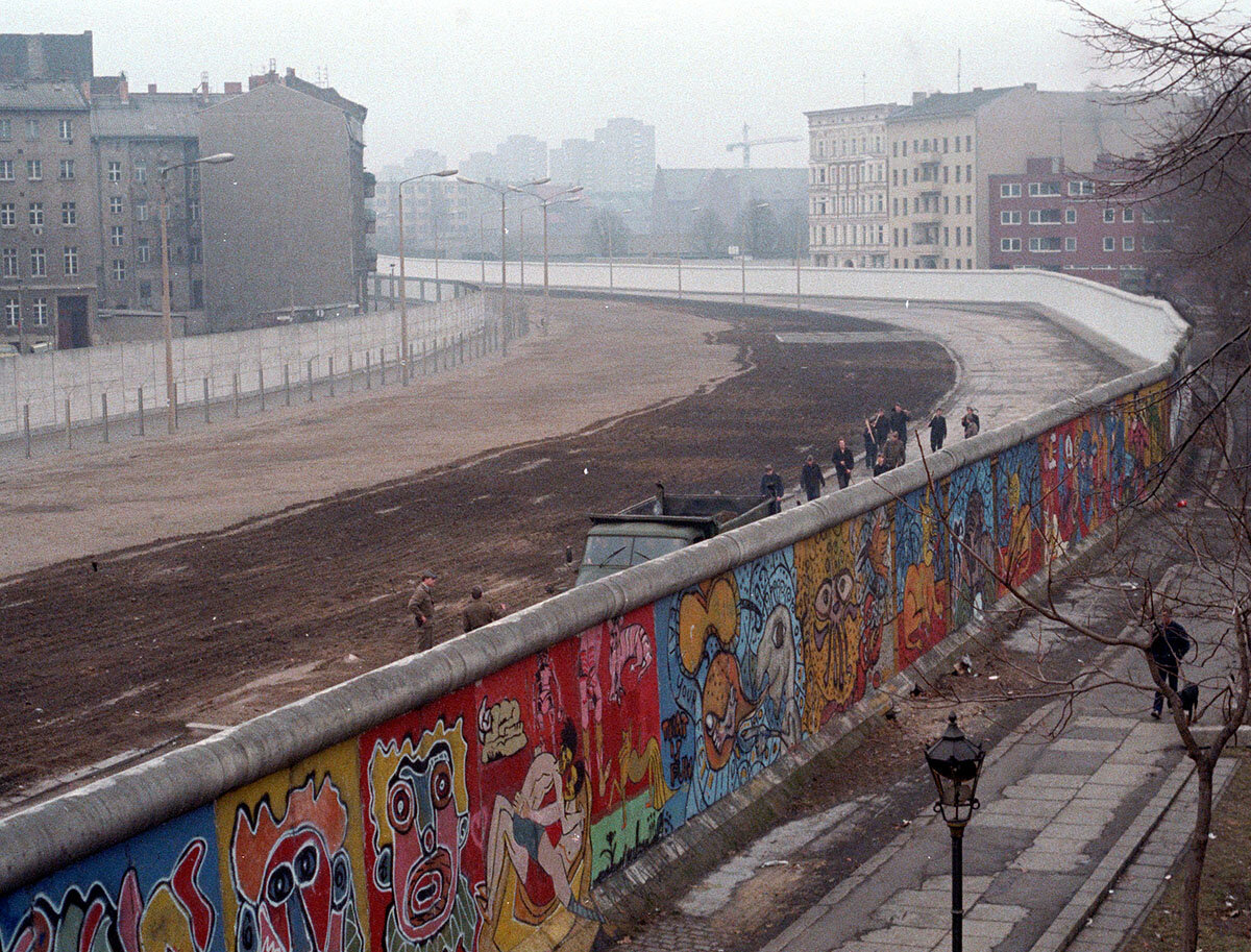 Birgit Kinders Trabant, der durch die Mauer bricht