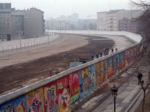 Birgit Kinders Trabant bricht durch die Mauer