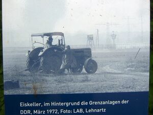 Infostele zeigt die Höfe der Exklave Eiskeller neben den Grenzanlagen