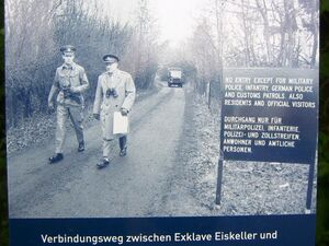 Infostele zeigt den Korridor, der die Exklave Eiskeller mit West-Berlin verband