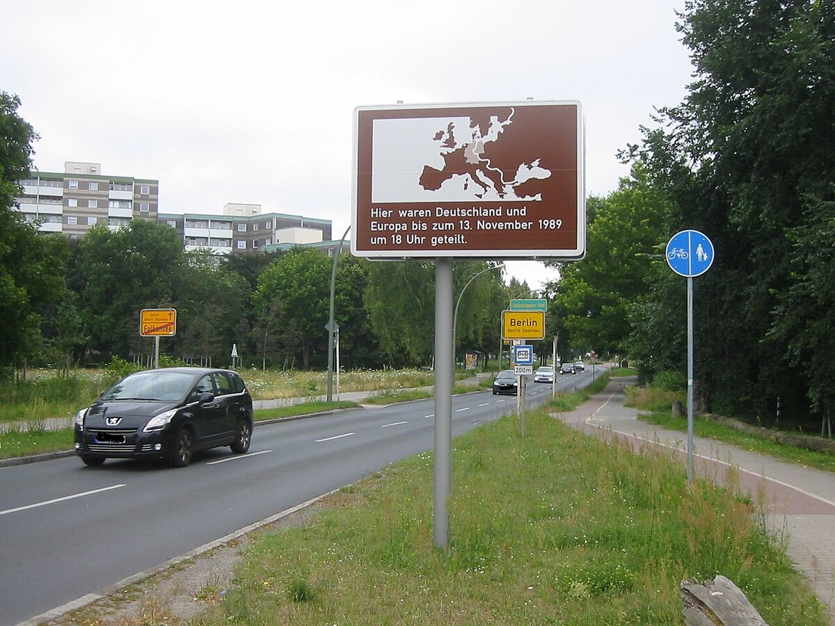 Infotafel zur Erinnerung an die Deutsche Teilung am ehemaligen Grenzübergang in Berlin-Falkenhagener