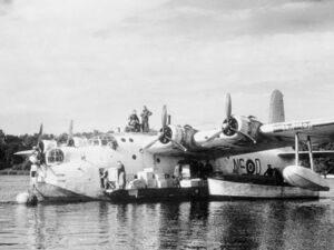 Ein Sunderland-Flugboot der 201. Staffel wird während der Luftbrücke auf der Havel entladen, 1948