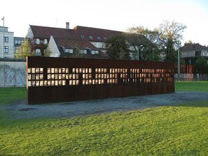 Fenster des Gedenkens mit Porträts der Maueropfer