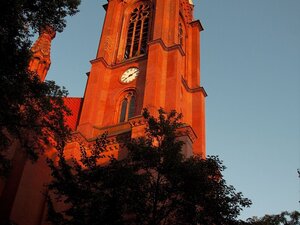 Turm der Gethsemanekirche zwischen den Bäumen an der Stargarder Straße