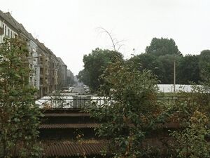 Gleimstraße mit Blick auf den abgesperrten Tunneleingang, 1988