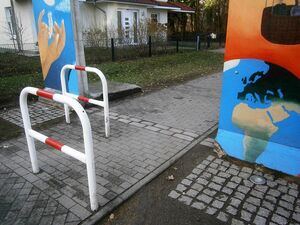 Kopfsteinpflaster-Grenzmarkierung und bemalte Wandtafeln im Entenschnabel, Silvesterweg