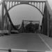 Glienicker Brücke von Westen gesehen im April 1989, mit dem DDR-Schriftzug 'Brücke der Einheit' am Bogen