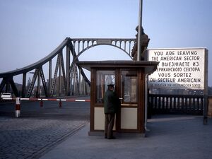West-Berliner Kontrollpunkt an der Glienicker Brücke mit dem Schild 'You are leaving the American sector', 1987