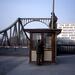 West-Berliner Kontrollpunkt an der Glienicker Brücke mit dem Schild 'You are leaving the American sector', 1987