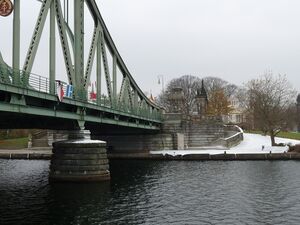 Glienicker Brücke hergerichtet als Grenze von 1962 für Spielbergs Bridge of Spies, mit DDR-Emblem und Kunstschnee, November 2014