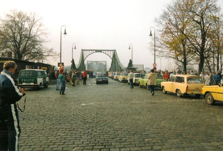Autos stehen Schlange, um nach dem Mauerfall 1989 die Grenze zu überqueren