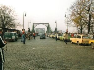 Autos stehen Schlange, um die Grenze nach dem Mauerfall 1989 zu überqueren