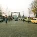 Autos stehen Schlange, um die Grenze nach dem Mauerfall 1989 zu überqueren