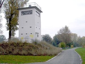 Grenzwachturm der Berliner Mauer in Nieder Neuendorf, von der Havel aus gesehen