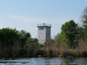 Grenzwachturm der Berliner Mauer in Nieder Neuendorf, von der Havel aus gesehen