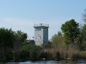Grenzwachturm der Berliner Mauer in Nieder Neuendorf, von der Havel aus gesehen