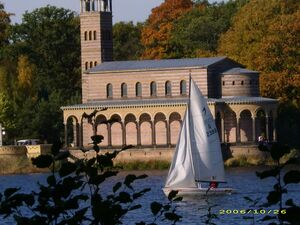 Heilandskirche Sacrow von der anderen Havelseite aus gesehen, Potsdam