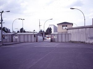 Grenzübergang Heinrich-Heine-Straße im Jahr 1986, von der US-Seite aus