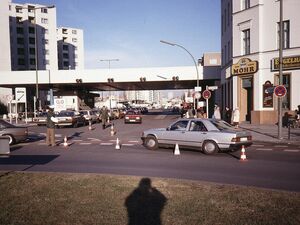 Moritzplatz mit dem Grenzübergang Prinzenstraße (West) / Heinrich-Heine-Straße (Ost)
