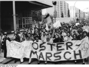 Osterfriedensmarsch an der Heinrich-Heine-Straße, Berlin, April 1990
