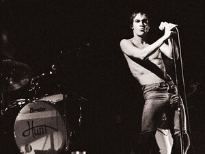 Iggy Pop si esibisce nel 1977