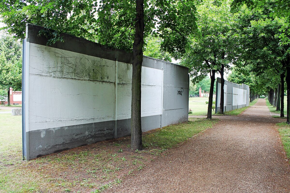 Die Berliner Mauer, die durch den Invalidenfriedhof verläuft