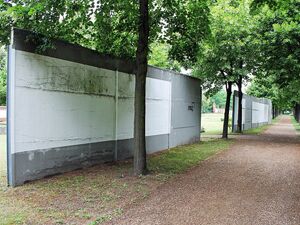 Mauerreste entlang des Weges auf dem Invalidenfriedhof