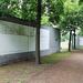 Mauerreste entlang des Weges auf dem Invalidenfriedhof