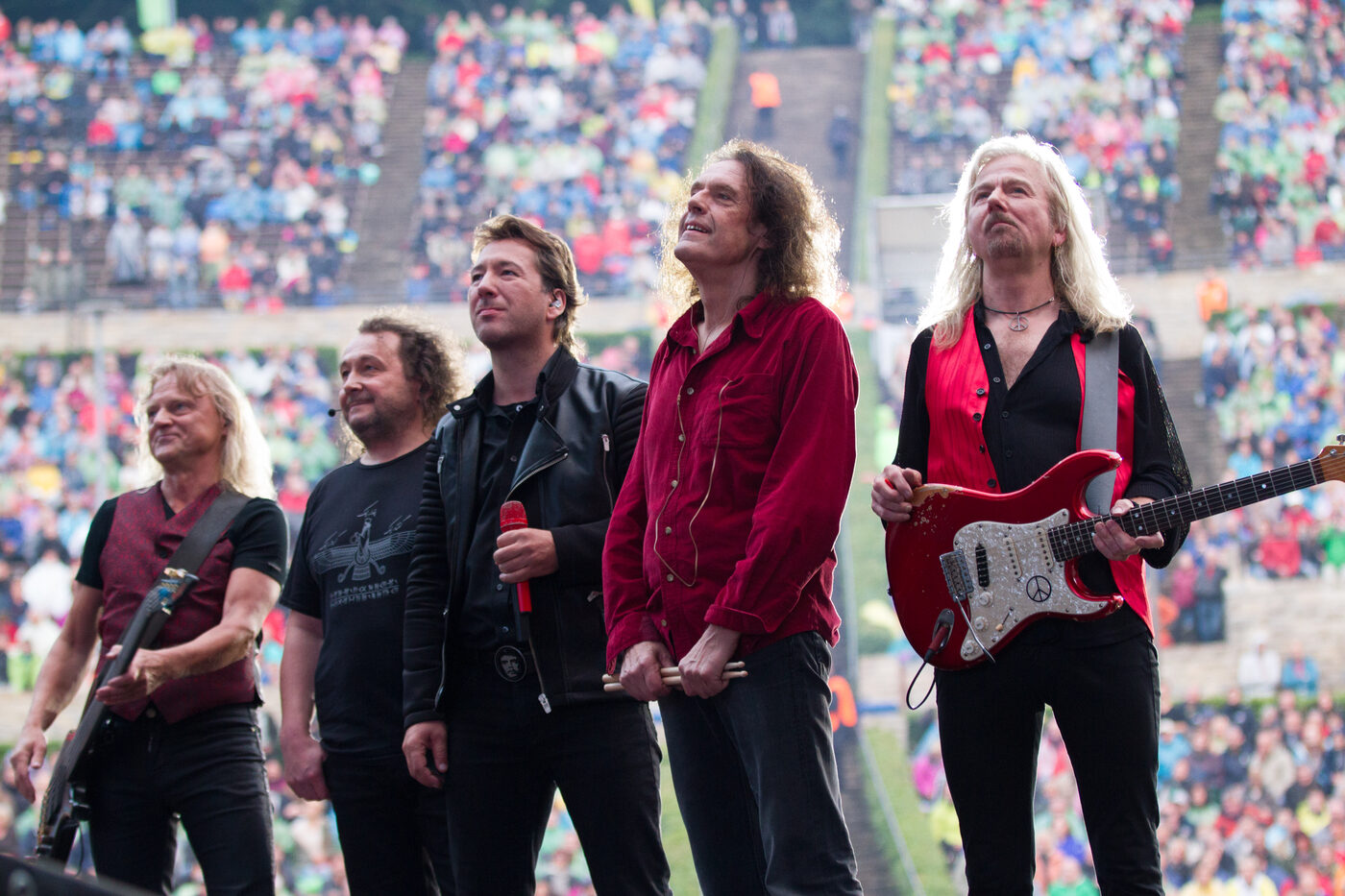 Die ostdeutsche Rockband Karat bei einem Auftritt vor großem Publikum in der Berliner Waldbühne