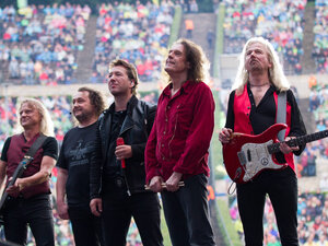 La band rock della Germania Est Karat si esibisce sul palco davanti a una grande folla alla Waldbuehne di Berlino