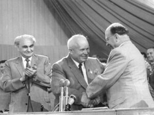 Nikita Krusciov con Walter Ulbricht e Otto Grotewohl al V Congresso del partito SED a Berlino, luglio 1958