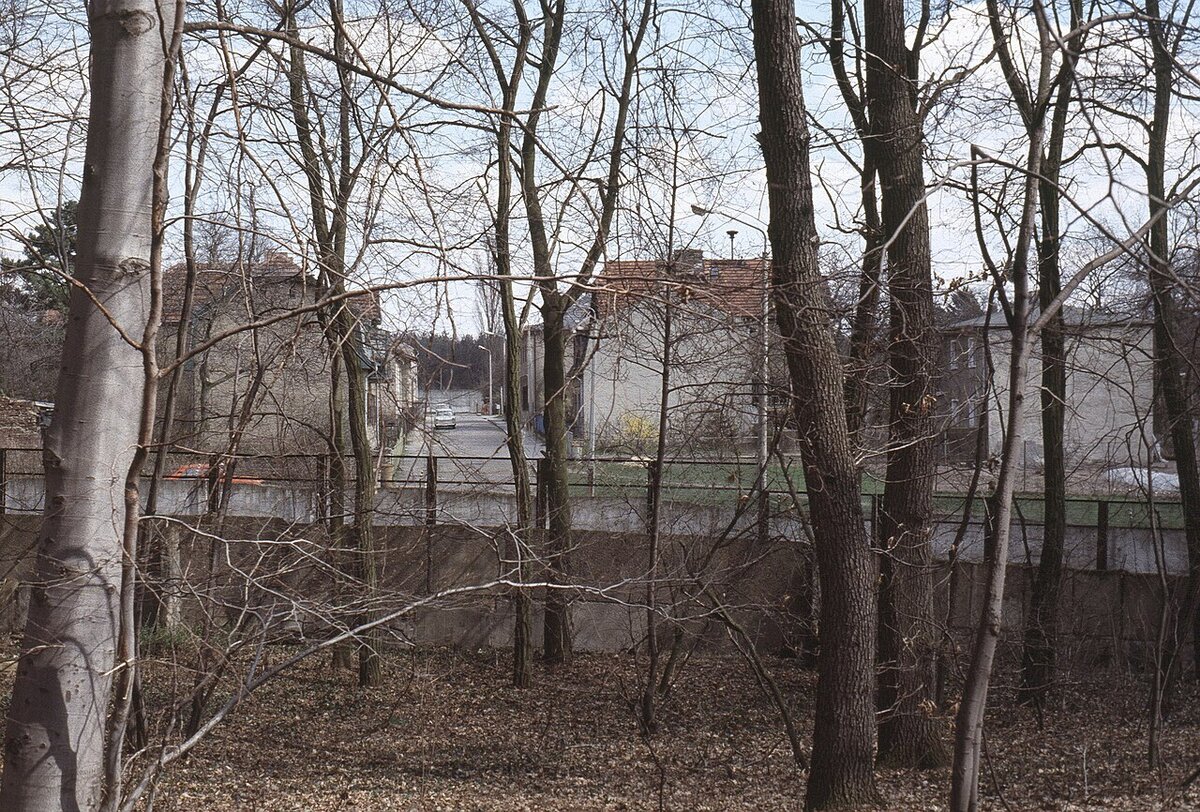 Tannenstraße in Klein Glienicke von West-Berlin (Böttcherberg) aus gesehen
