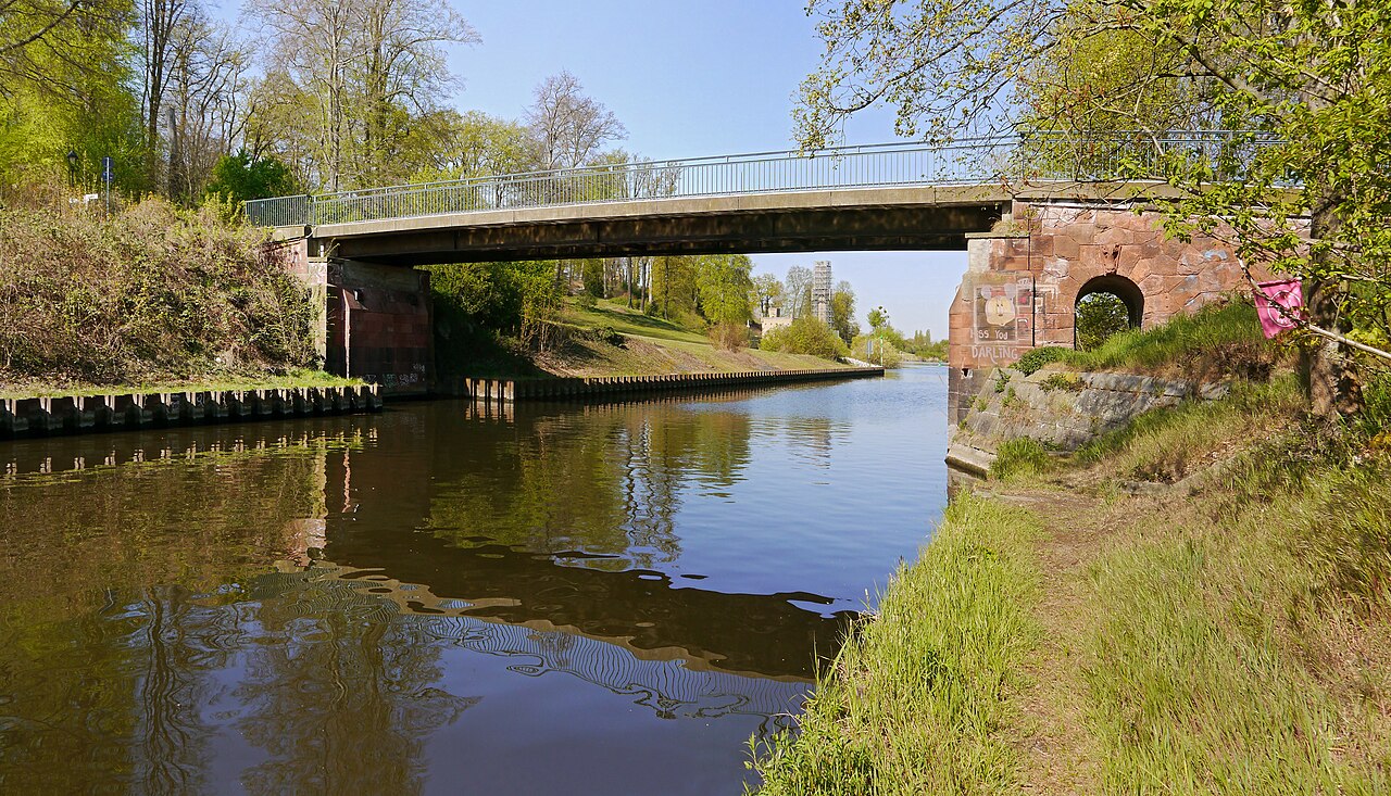 El Parkbrücke sobre el canal Teltow en Klein Glienicke, el único enlace del pueblo con la RDA