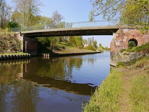 Il Parkbrücke sul canale Teltow a Klein Glienicke, unico collegamento del paese con la RDT