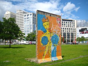 Bemaltes Mauersegment von Kiddy Citny am Potsdamer Platz / Leipziger Platz