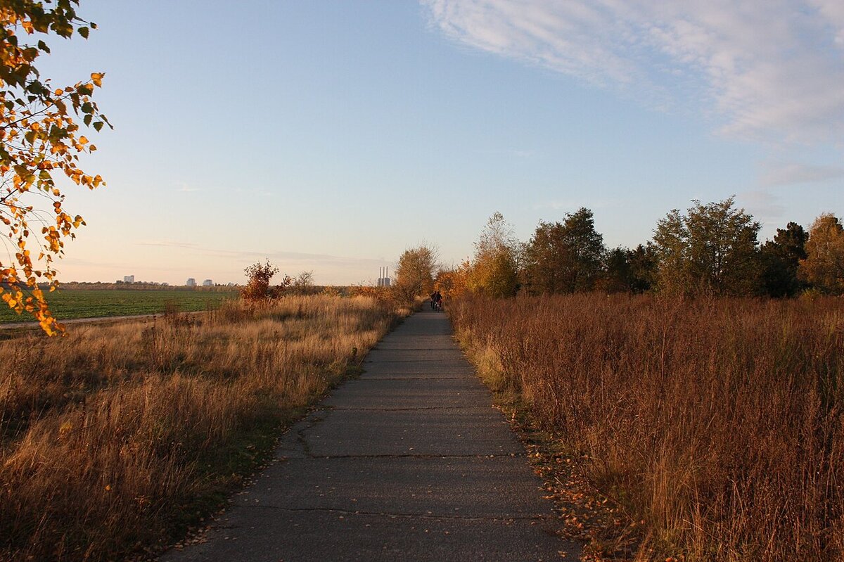 Berliner Mauerweg bei Lichtenrade. Links neben dem Weg im Hintergrund das Kraftwerk Lichterfelde.