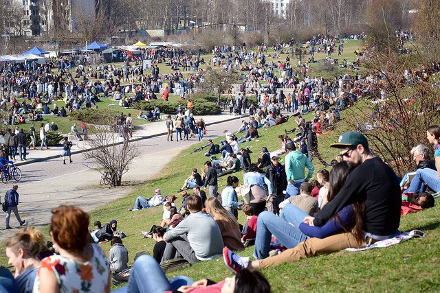 Mauerpark mit Flohmarkt im Hintergrund