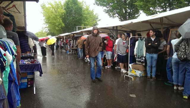 Flohmarkt im Mauerpark bei Regen