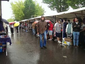 Flohmarkt im Mauerpark an einem regnerischen Tag in Prenzlauer Berg, Berlin
