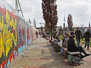 Ein 30 Meter langes Stück der Berliner Mauer, das im Mauerpark noch heute steht
