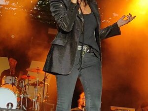 La cantante tedesca Nena, il cui successo del 1983 99 Luftballons nacque dalla Berlino Ovest della Guerra Fredda, si esibisce dal vivo