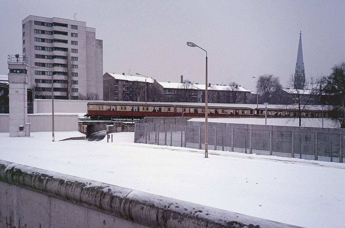 S-Bahn crossing the border strip near Nordbahnhof at Liesenstraße, 1987